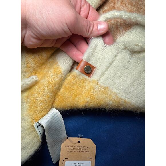 Frye & Co butter soft fringe striped blanket scarf warm cozy fall winter luxury - Picture 3 of 6